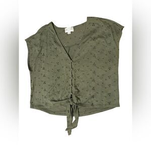 Jun & Ivy Olive Green Eyelet Cropped Top Women’s Medium EUC